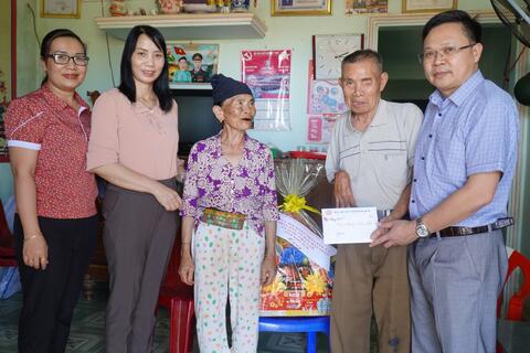 Đồng chí phó chủ tịch HĐND huyện Phạm Văn Lập thăm tặng quà Tết trên địa bàn xã Đăk Ngọk