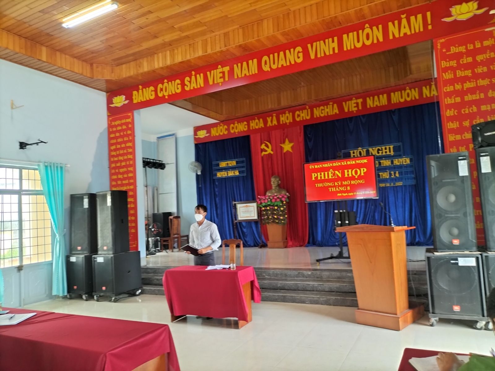 Đồng chí Phạm Văn Dũng - Phó chủ tịch UBND xã thông qua dự thảo báo cáo trình tại Hội nghị