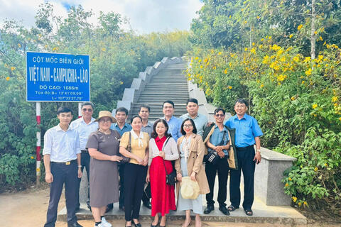 Cột mốc ba biên - Giao điểm của tình đoàn kết hữu nghị.
